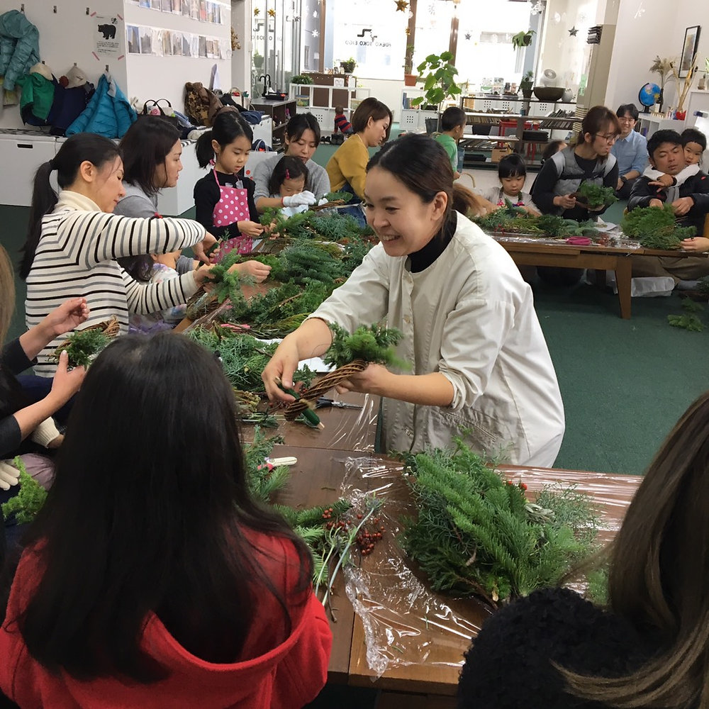ハナさんとクリスマスリース作り 
Making a Christmas Wreath with Yukako