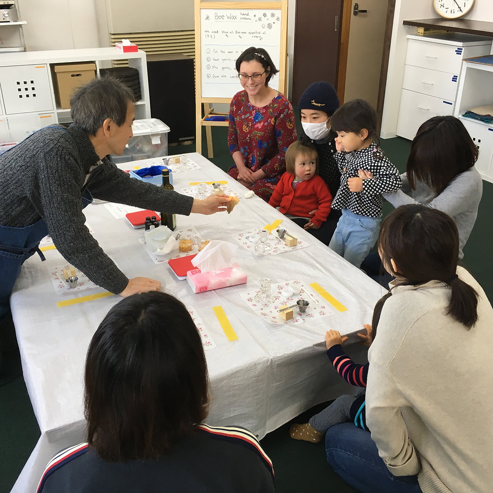 良質で安全な蜜ろうでハンドクリームを作ろう / Making Bee Wax Hand Cream with Mr. Ando